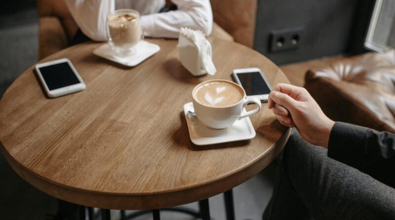 Cyfrowy detoks w weekend: Jak odłożyć smartfon na 48h i nie zwariować (Poradnik dla uzależnionych) | cyfrowy detoks | Platforma.com.pl