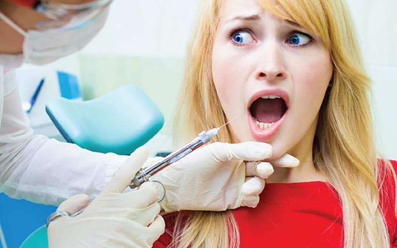 Dentofobia: Połowa Polaków panicznie boi się fotela. Ten strach kosztuje nas tysiące złotych i… zawały serca