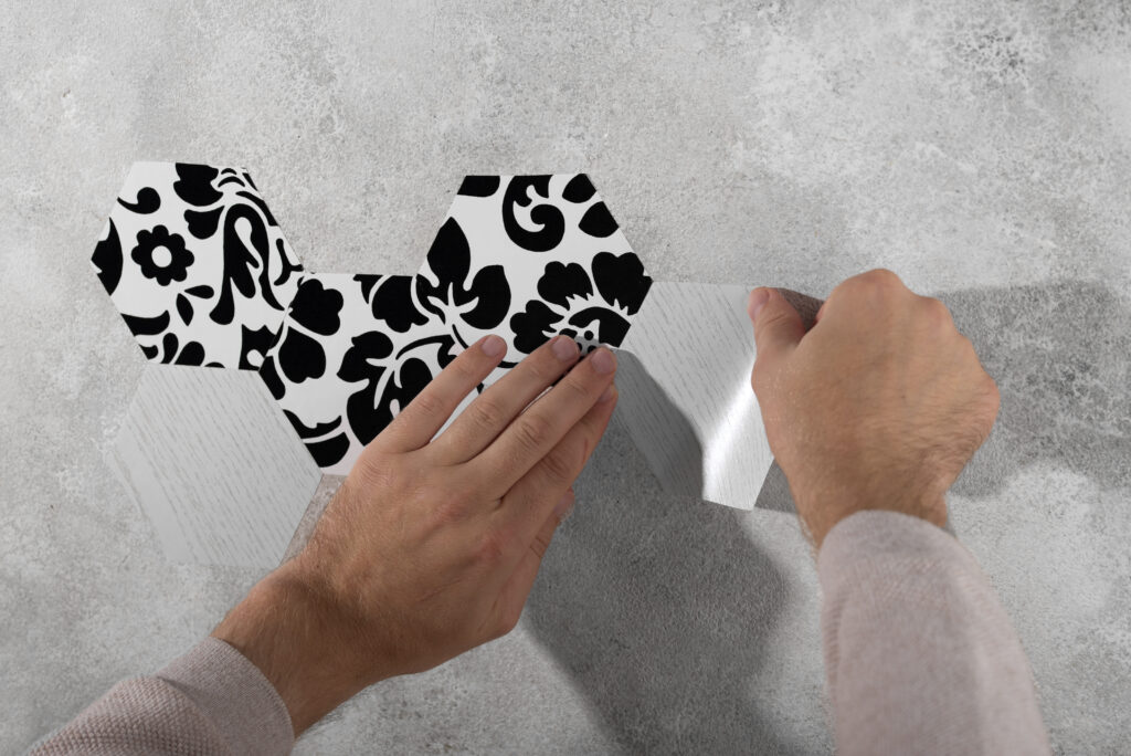 Jak przykleić naklejkę ścienną i uniknąć bąbli